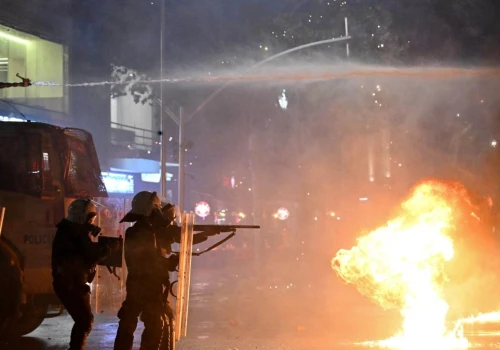 Koktajle Mołotowa poszły w ruch, policja odpowiedziała. Wrze na Bałkanach
