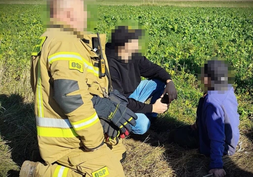 Zaginiony senior odnaleziony na polu. 80-latek był przemarznięty i zdezorientowany