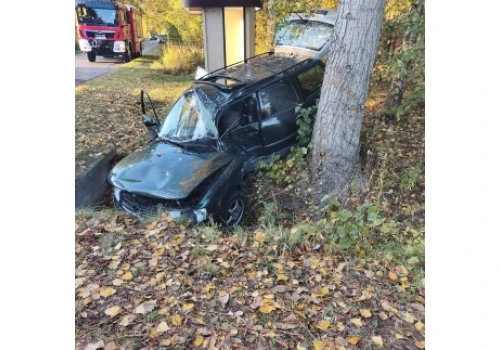 Wypadek drogowy w Łagowie. Volkswagen uderzył w drzewo, 16-latka trafiła do szpitala