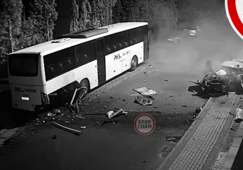 Dramatyczny wypadek w Pstrążnej uchwycony przez monitoring. Hyundai uderzył w zaparkowany autobus
