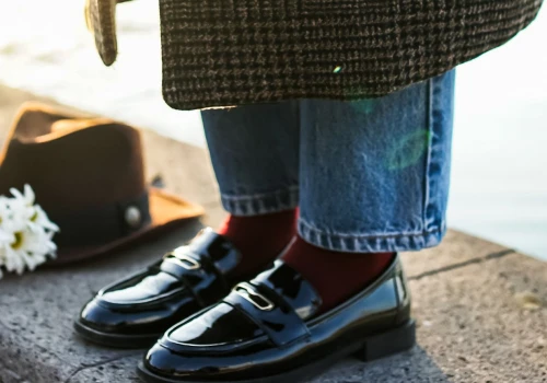 Eleganckie skórzane loafersy. Dwa modele, które dodadzą klasy jesiennym stylizacjom