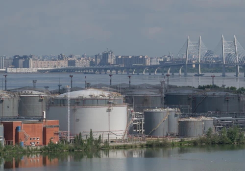 Ceny ropy zbliżają się do maksymalnego poziomu. Rosja zwiększa produkcję