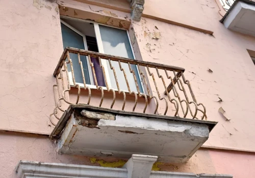 Pęknięty balkon, zepsuty wodomierz. Wspólnota będzie musiała zapłacić za naprawę?