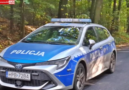 Zderzenie motoroweru z Volvo na DW364. 18-latek trafił do szpitala