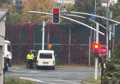 Kierowca uderzył w słup sygnalizacji świetlnej na Osiedlu Stałym
