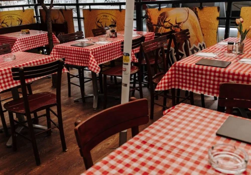 Unikaj tych dodatków w restauracji. Często długo leżą i są odgrzewane