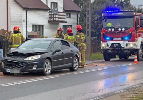 Zderzenie dwóch aut w Konarzycach. 65-latek trafił do szpitala