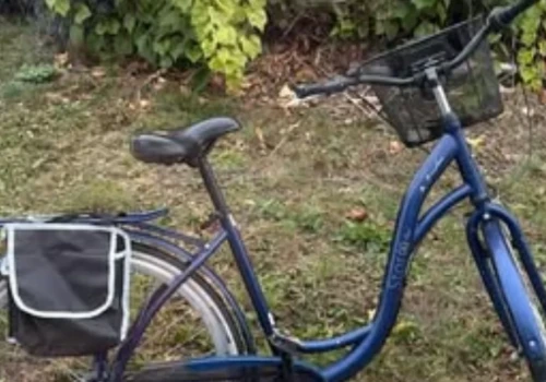 Policjanci szukają właściciela granatowego roweru