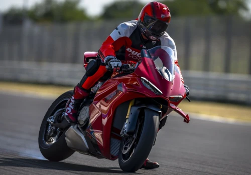 Panigale V4 2027: 218 KM i kolejne zmiany inspirowane wyścigami