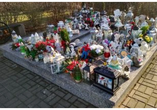 W grobie złożono urnę z prochami 142 dzieci, przekazaną przez szpital. W Żywcu uczczono pamięć dzieci utraconych