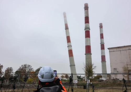 Spektakularne wyburzenie w Łodzi. Trzy gigantyczne kominy runęły w kilka minut