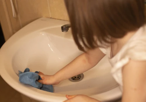Domowe obowiązki w trakcie roku szkolnego. "Nie mówię jej, by pościeliła łóżko, tylko sama to robię"
