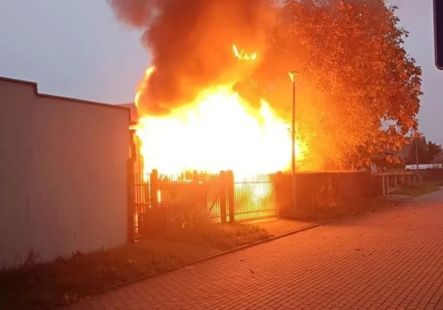 Płonęła szopa. Zagrożony był sąsiedni budynek gospodarczy