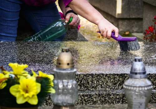 O tym przesądzie Polacy wciąż pamiętają. Chodzi o znicze i wiązanki