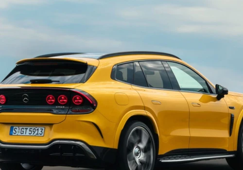 „Bieda wersja” z symulacją V6, bogatsze z V8. Absurd w elektryku Mercedesa