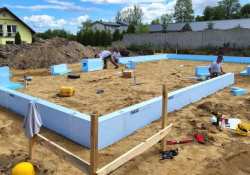 Zimna krawędź płyty fundamentowej to częsty błąd. Jak zabezpieczyć obwód płyty elementami brzegowymi PARATI L-element?