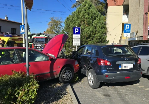Groźnie wyglądające zderzenie trzech samochodów w Straconce. Jedna osoba ranna