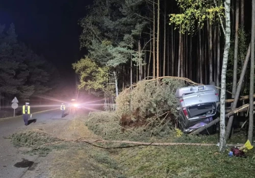 Groźne dachowanie. 2 osoby poszkodowane