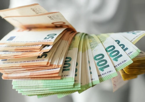 Fałszerze reklamują podrobione pieniądze na TikToku. „Gdyby ktoś wydał ci taki banknot jako resztę w sklepie, nawet byś się nie zorientował”