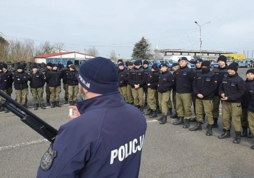 MSWiA inwestuje w kandydatów do służby. Prawie 10 tys. uczniów w mundurach