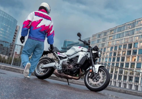 Yamaha XSR900 i XSR900 GP 2027. Różowe lata 90. i niebieska legenda wyścigów