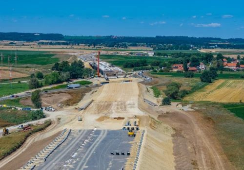 Polski potentat budowlany zapełnia portfel czeskimi kontraktami. Na ten największy jeszcze czeka