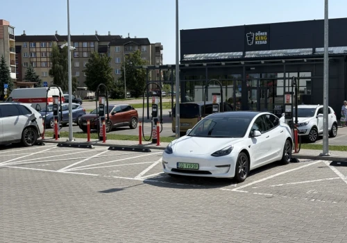 Co trzeci nowy samochód w Europie jest już elektryczny. Wzrost o 70 procent i rekordowy wrzesień BEV