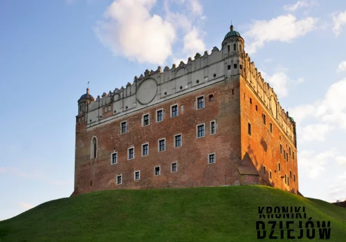 W tym polskim zamku podobno straszy królewna. Jej duch ma pojawiać się nocą na krużgankach