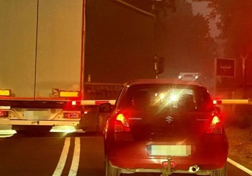 Kierowca ciężarówki ominął rogatki i wjechał na tory. Policja ujawnia, co stało się później