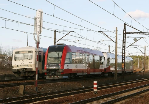 Prace torowe na odcinku Bydgoszcz Główna – Serock. Przez ponad miesiąc autobusy zastąpią kolej