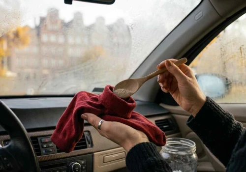 Włóż to do skarpetki i zostaw na desce rozdzielczej. Problem zniknie do rana