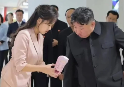 Cudowne ozdrowienie czy sobowtór? Kim Dzong Un ponoć pojawił się na wystawie butów