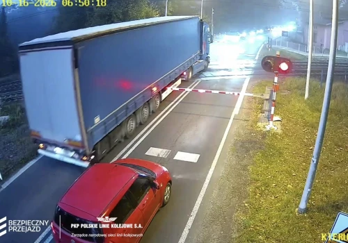 Ominął zestawem zapory i wjechał na przejazd kolejowy – kwestia 17 lub 32 sekund
