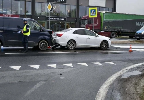 Zderzenie pojazdów przed przejściem i nietrzeźwy motorowerzysta