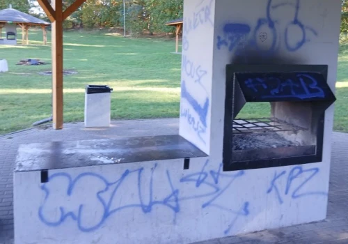 Zdewastowali grillowisko w Policach. Monitoring pozwolił ustalić sprawców