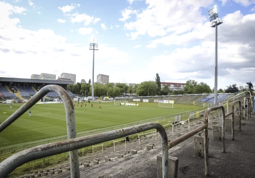 Prawie 10 mln zł i 10 miesięcy. Podpisano umowę na projekt przebudowy i rozbudowy stadionu miejskiego