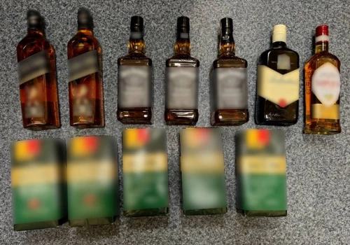 W aucie mieli kradziony alkohol i narkotyki. Trzech mężczyzn zatrzymanych na Śniadeckich