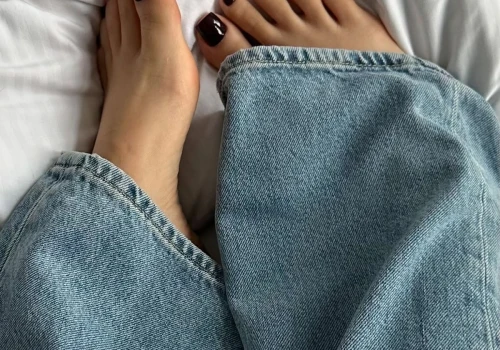 Dżinsowe stopy. Te kolory pedicure wyglądają obłędnie z jeansami