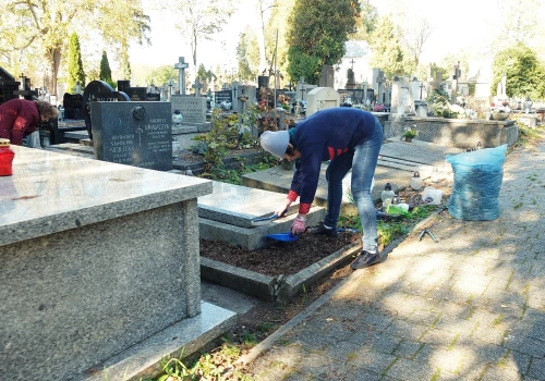 Mycie grobów przed Wszystkich Świętych – z usług firm korzystają ludzie starsi i zapracowani