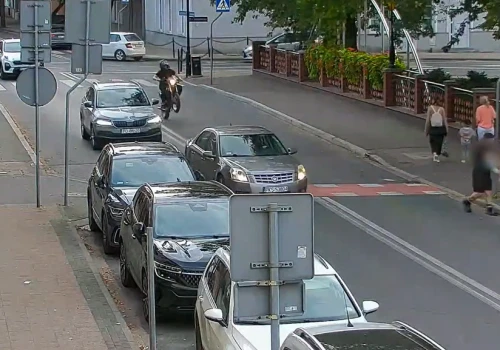 Na jednym kole, po chodniku i wyprzedzanie na pasach! 16-latek zaszalał w Kościanie