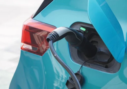Koniec z dużymi bakami w hybrydach plug-in? Chcą ograniczyć je do 15 litrów
