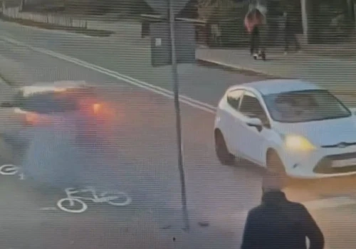 Opel minął dziewczynkę o włos i spadł z wiaduktu. Nagranie mrozi krew w żyłach