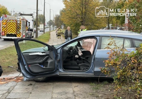 Ciężarówka wjechała na czerwonym świetle. Zderzenie z Fordem, auto koziołkowało