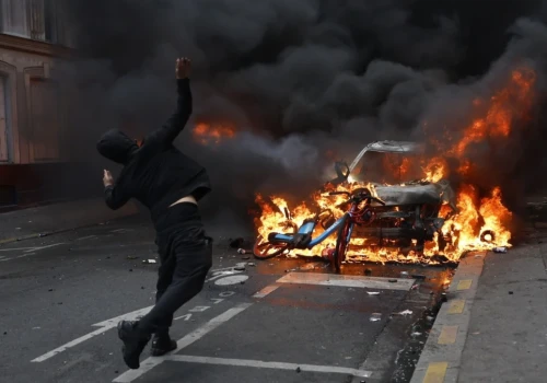 Wrze we Francji. MSZ ostrzega Polaków przed protestami