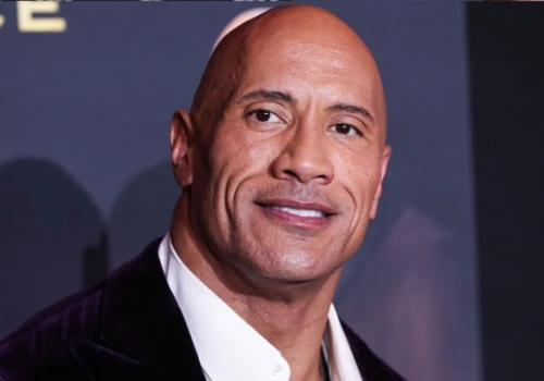 Dwayne „The Rock” Johnson jako Człowiek Kurczak! Nowy film Benny'ego Safdiego z datą premiery