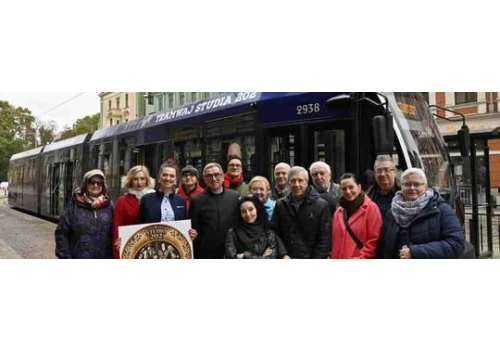 Legendarny humor na wrocławskich torach: Tramwaj „Studio 202” uczcił 70-lecie kultowej audycji