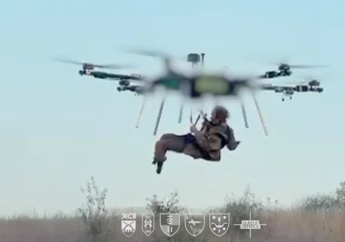 Ukraińcy ewakuowali rannego żołnierza ciężkim dronem transportowym