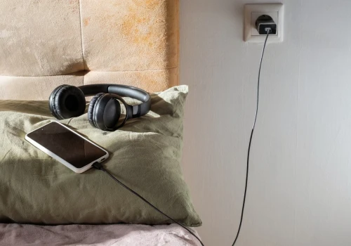 Ładujesz telefon na łóżku albo pod poduszką? Lepiej znajdź mu twardą powierzchnię