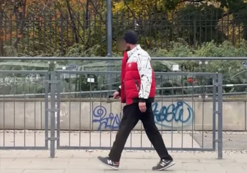 Mężczyzna z siekierą miał chodzić po centrum Warszawy. Deynn i Daniel Majewski zaalarmowali policję