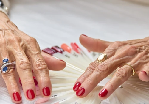 Ten manicure robi wielką różnicę po 60. Efekt widać od razu